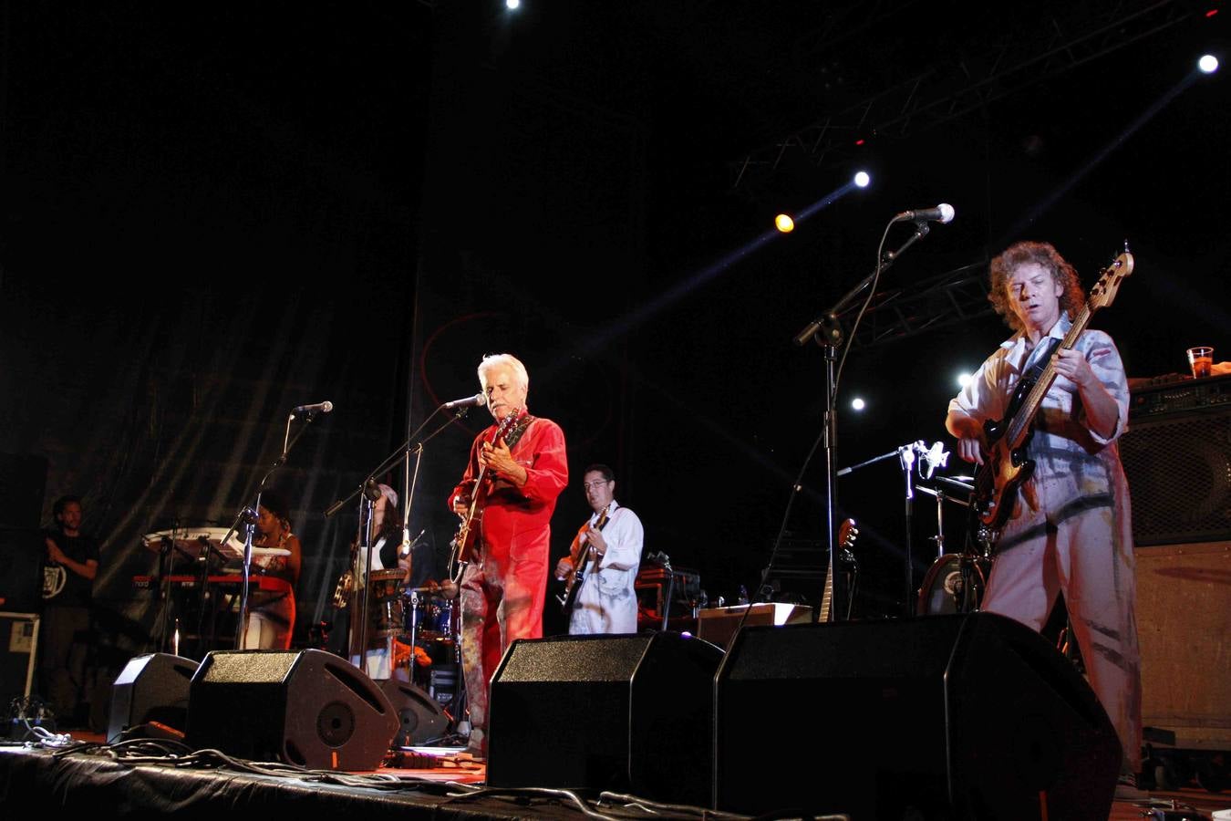 Concierto de Kiko Veneno y el grupo Delafé y las Flores Azules en Peñafiel (2/2)