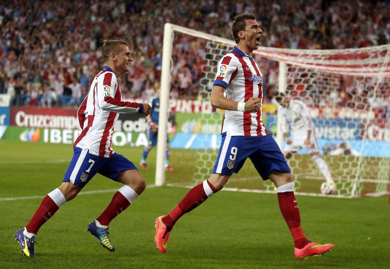 Mandzukic celebra su gol junto a Griezmann.