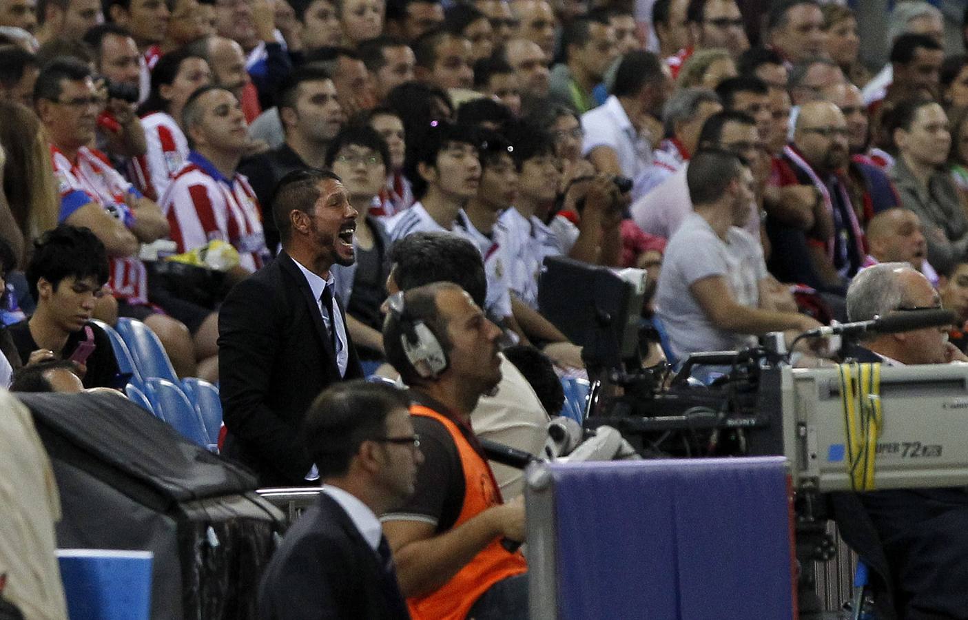 Simeone da indicaciones a sus jugadores tras ser expulsado.