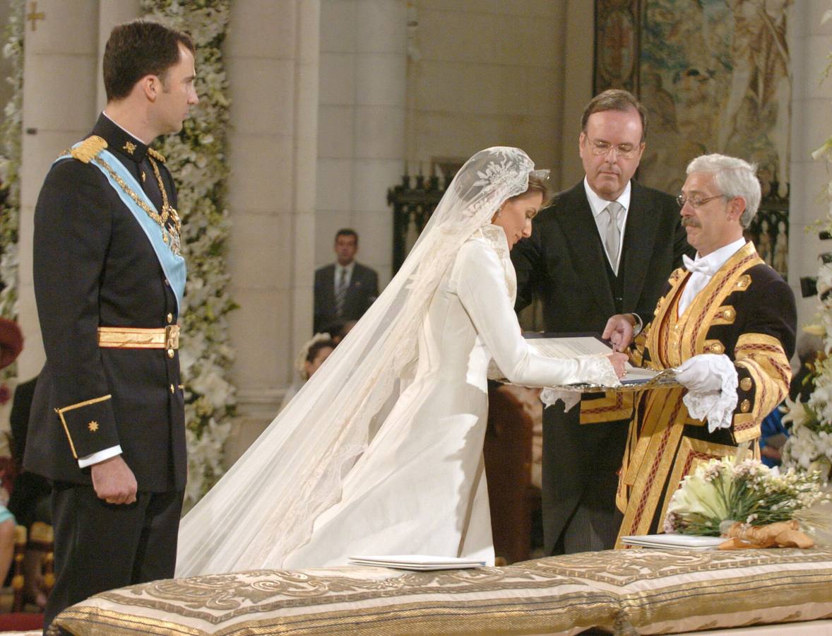 Los Príncipes de Asturias, durante su boda en 2004, en la que doña Letizia lucía un diseño de Pertegaz.