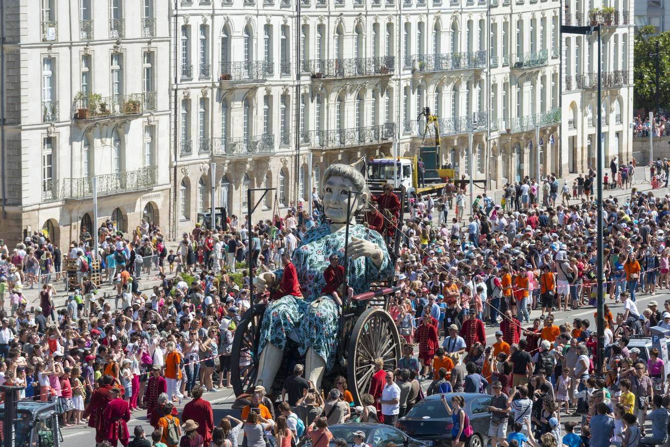El espectáculo de Royal de Luxe. La abuela, la última creación de la afamada compañía de teatro callejero, pasea por las calles de Nantes.