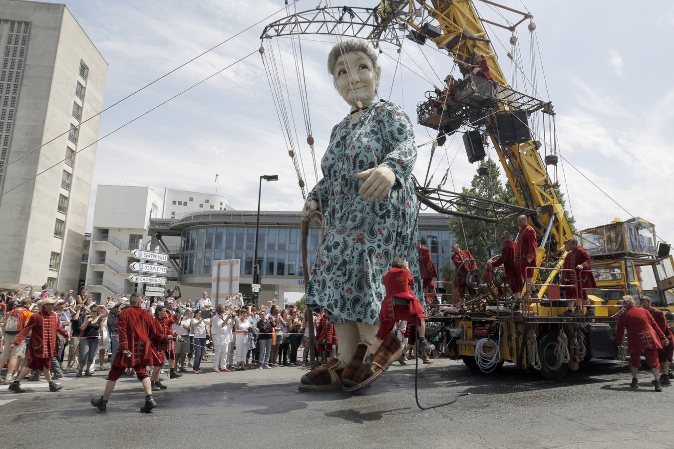 El espectáculo de Royal de Luxe. La abuela, la última creación de la afamada compañía de teatro callejero, pasea por las calles de Nantes.