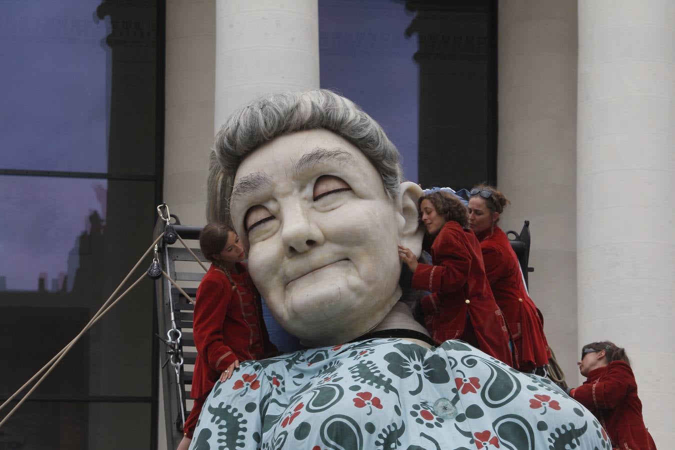 El espectáculo de Royal de Luxe. La abuela, la última creación de la afamada compañía de teatro callejero, pasea por las calles de Nantes.