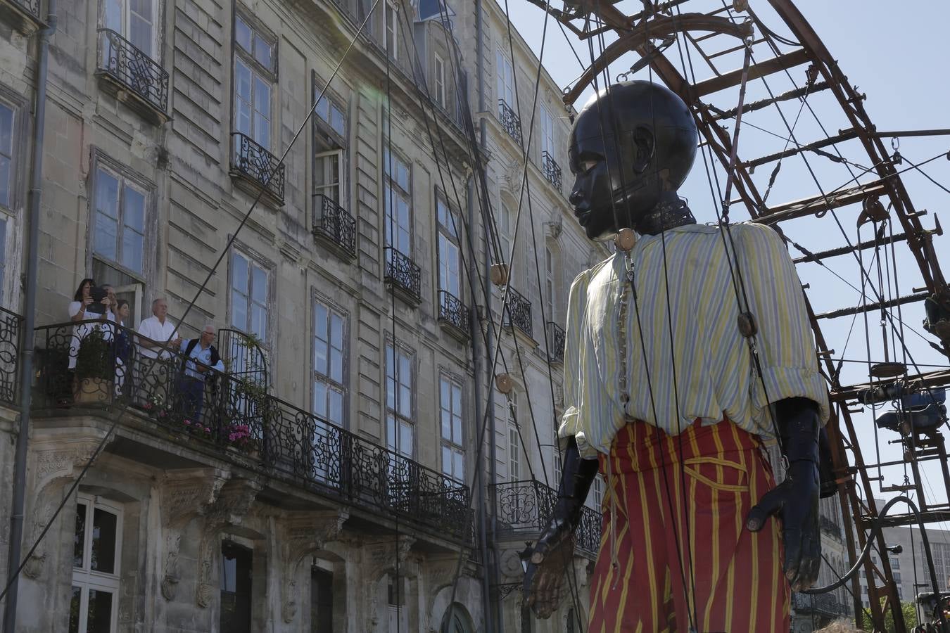 El espectáculo de Royal de Luxe. El niño, la última creación de la afamada compañía de teatro callejero, pasea por las calles de Nantes.