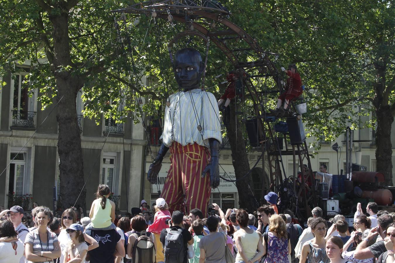 El espectáculo de Royal de Luxe. El niño, la última creación de la afamada compañía de teatro callejero, pasea por las calles de Nantes.