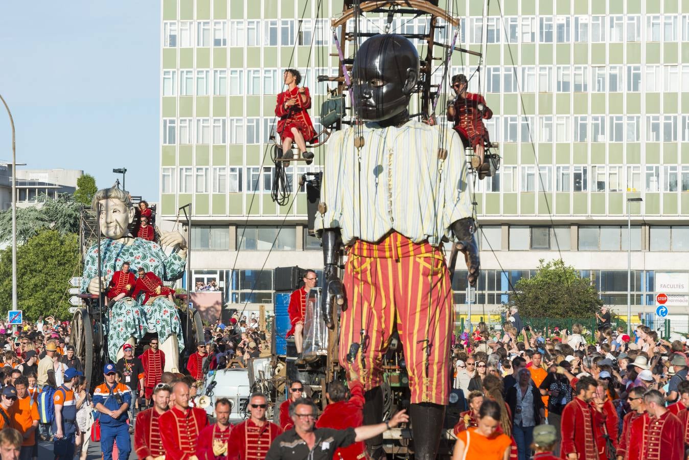 El espectáculo de Royal de Luxe. El niño, la última creación de la afamada compañía de teatro callejero, pasea por las calles de Nantes.