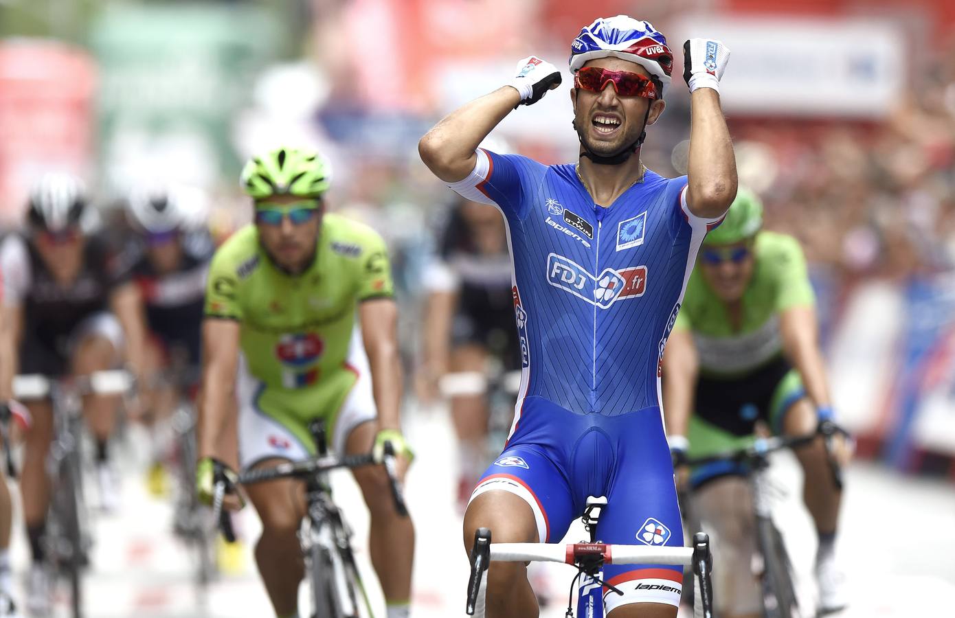 Bouhanni  festeja su victoria de etapa.