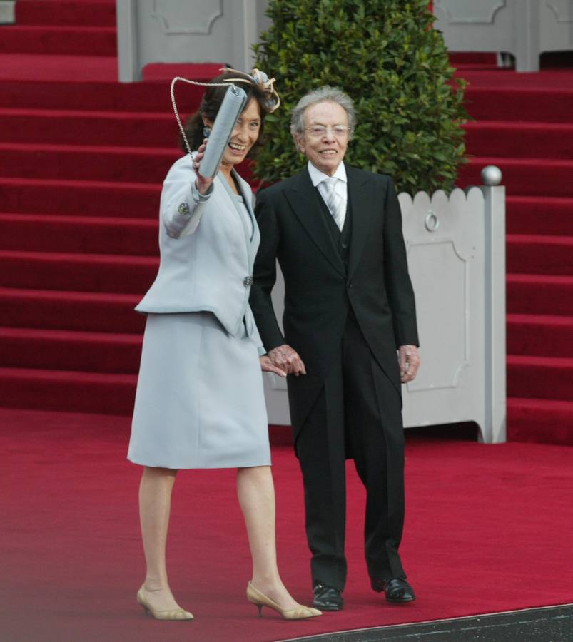 Pertegaz acude con su sobrina Soinin a la boda de los Príncipes de Asturias en 2004.