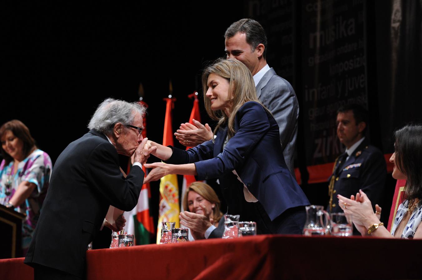 Manuel Pertegaz recibe de los entonces Príncipes de Asturias el primer Premio Nacional de Diseño de Moda.