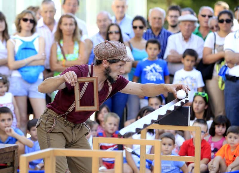 Artistas de calle en la plaza Abilio Calderón de Palencia