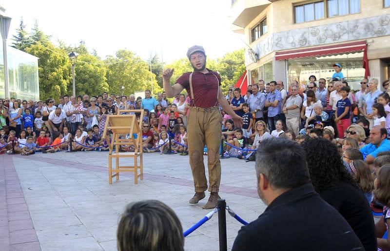 Artistas de calle en la plaza Abilio Calderón de Palencia