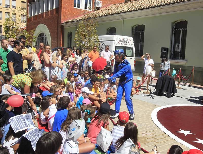 Artistas de calle en la plaza Abilio Calderón de Palencia