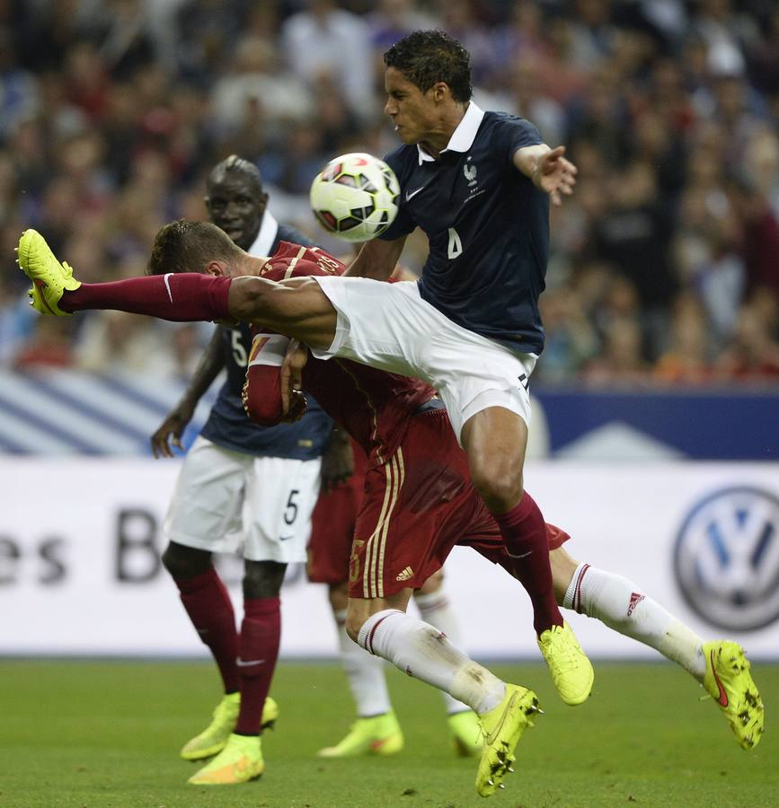 Varane controla el balón.