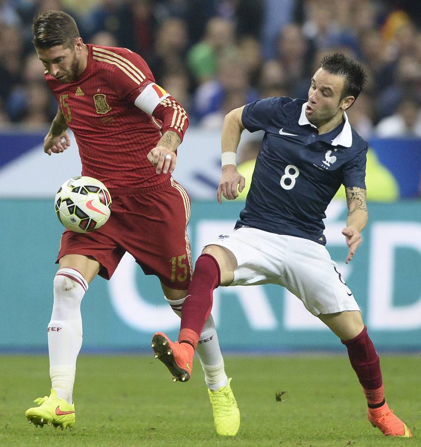 Sergio Ramos pelea un balón con Valbuena.