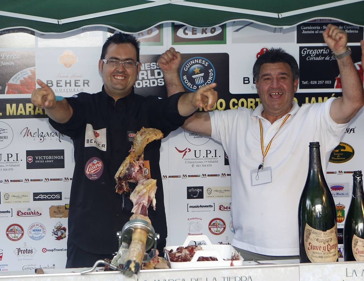 Gregorio Pérez bate el récord de cortar jamón durante las fiestas de Valladolid