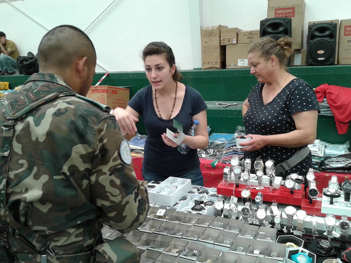 Mercadillo dominical en la base de Marjayoun (Líbano)