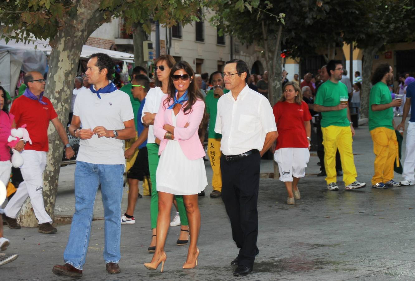 Desfile de peñas en las fiestas de Simancas. Valladolid