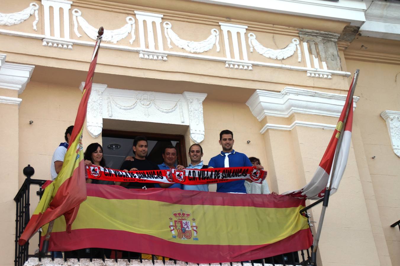 Desfile de peñas en las fiestas de Simancas. Valladolid