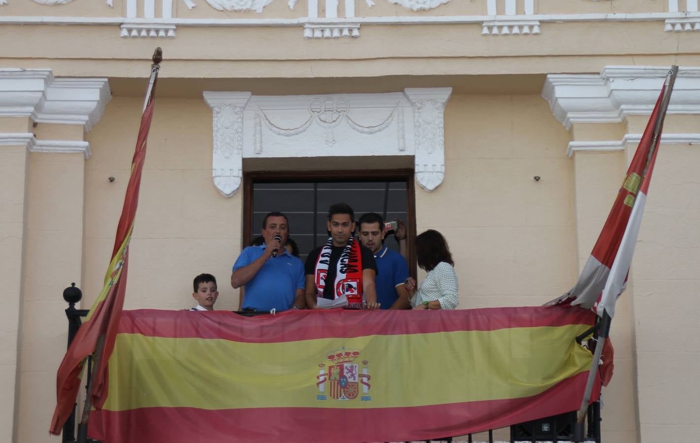 Desfile de peñas en las fiestas de Simancas. Valladolid