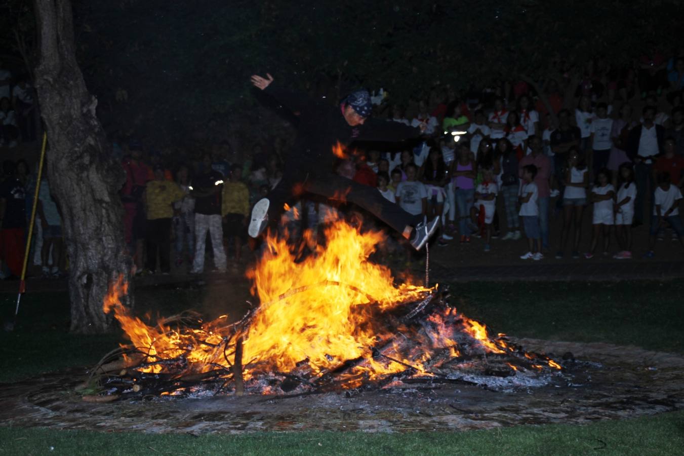 Desfile de peñas en las fiestas de Simancas. Valladolid