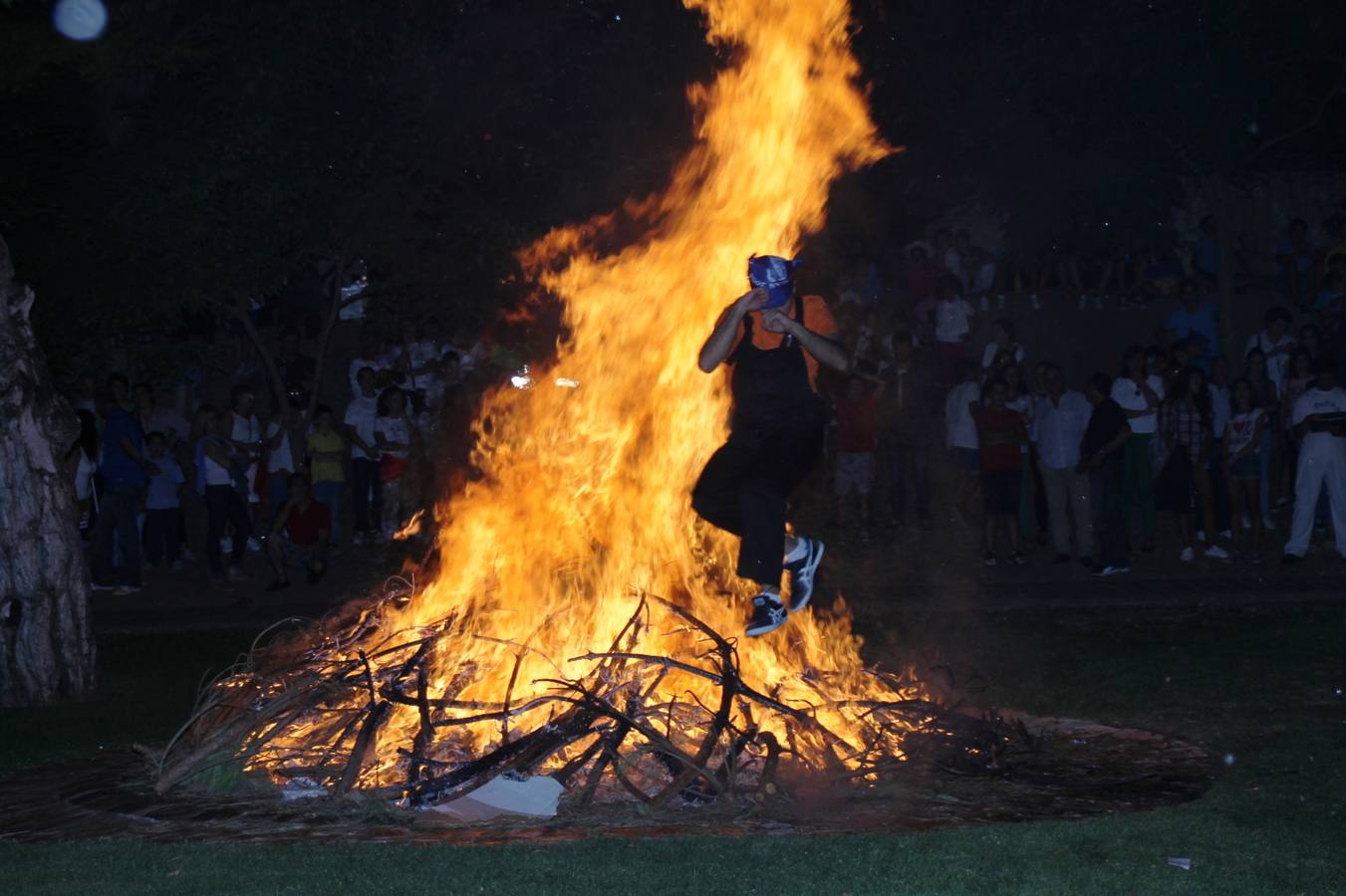 Desfile de peñas en las fiestas de Simancas. Valladolid