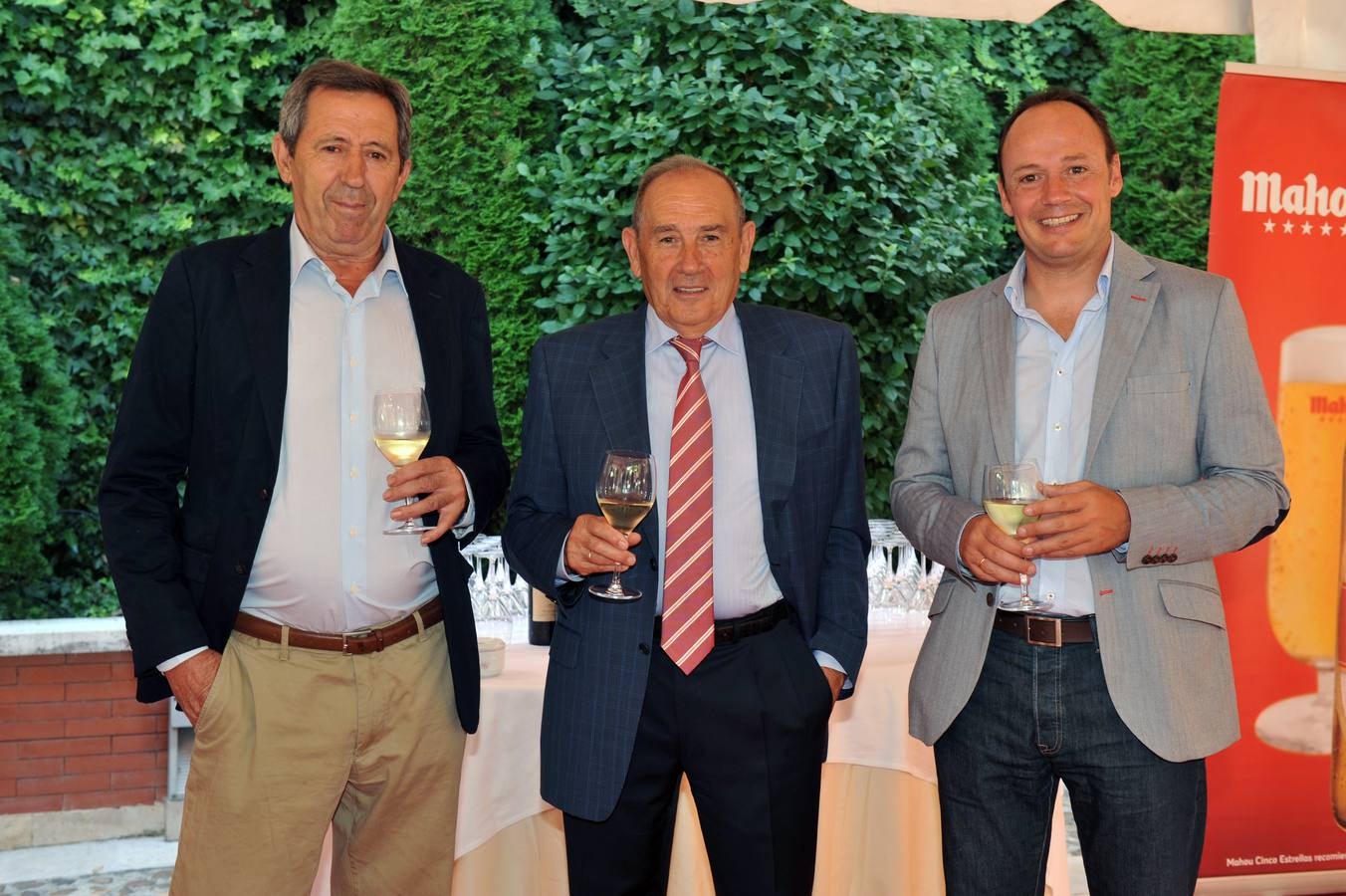 El equipo directivo de Bodegas Protos. Antonio Sanz, vicepresidente; Edmundo Bayón, presidente, y Carlos Villar, director general de la empresa.