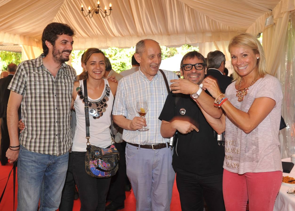 Carlos Martín, Marta Valsero, Antonio Piedra y Pilar Alonso, de la Fundación Jorge Guillén, disfrutan con uno de los trucos del mago Alfonso V (de negro y con gafas).