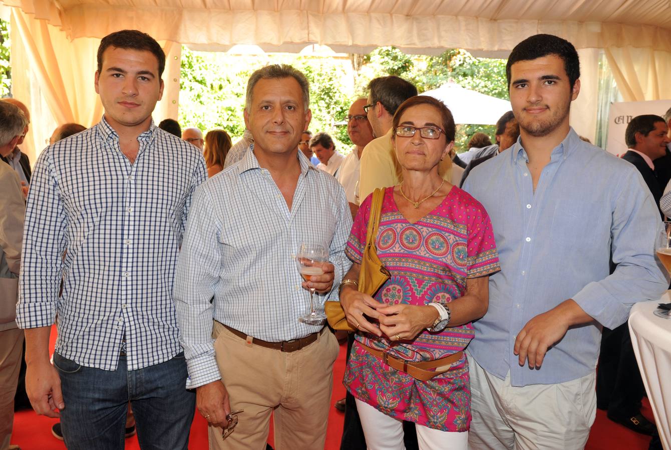 Gregorio Alarcia y Leonor Fernández con sus hijos Gonzalo e Ignacio.