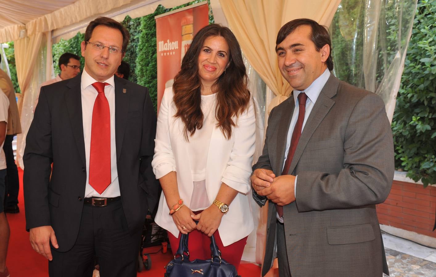 La rectora de Universidad Miguel de Cervantes, Imelda Rodríguez, flanqueda por el gerente, Juan Francisco González, y el secretario general de la institución académica, José Antonio Otero.