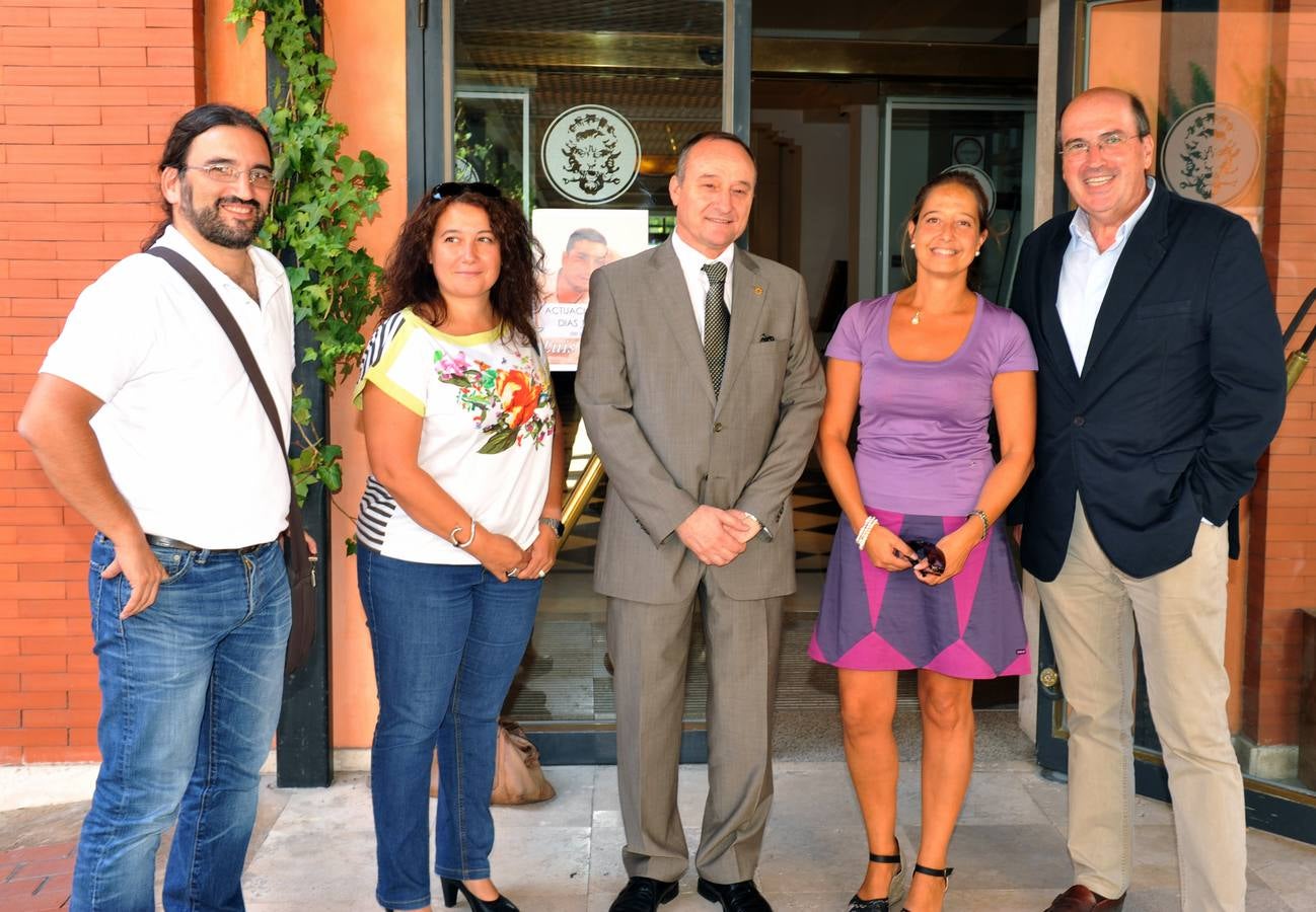 Antonio G. Encinas, de El Norte; la vicerrectora de Alumnos de la UVA, Cristina Pérez, el rector, Daniel Miguel; Pilar Garcés, secretaria general de la institución y José Ramón González, responsable de Relaciones Internaciones de la Universidad de Valladolid.