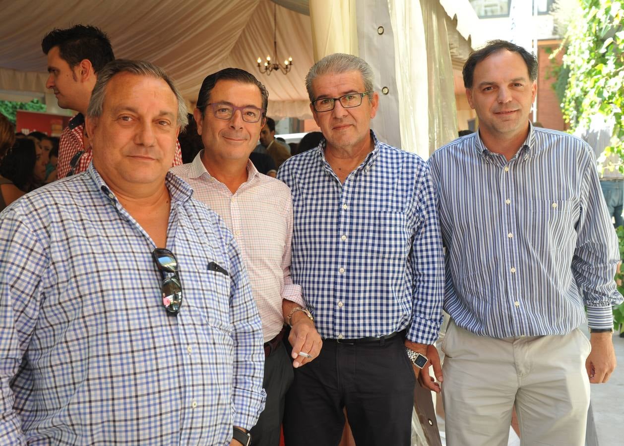 Alfredo de Isla, Rafael Alonso y Josu Medina, de Discomtes, compartieron el aperitivo con Julio Baruque, del portal inmobiliario pisos.com.