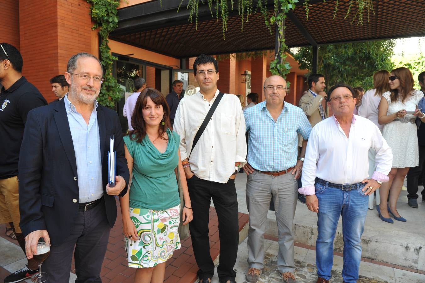 De IU nos visitaron Manuel Saravia, María Sánchez, Alberto Bustos y Salvador Arpa, que posaron con el alcalde de Wamba, José Luis Álvarez (Constructora Gérticos).