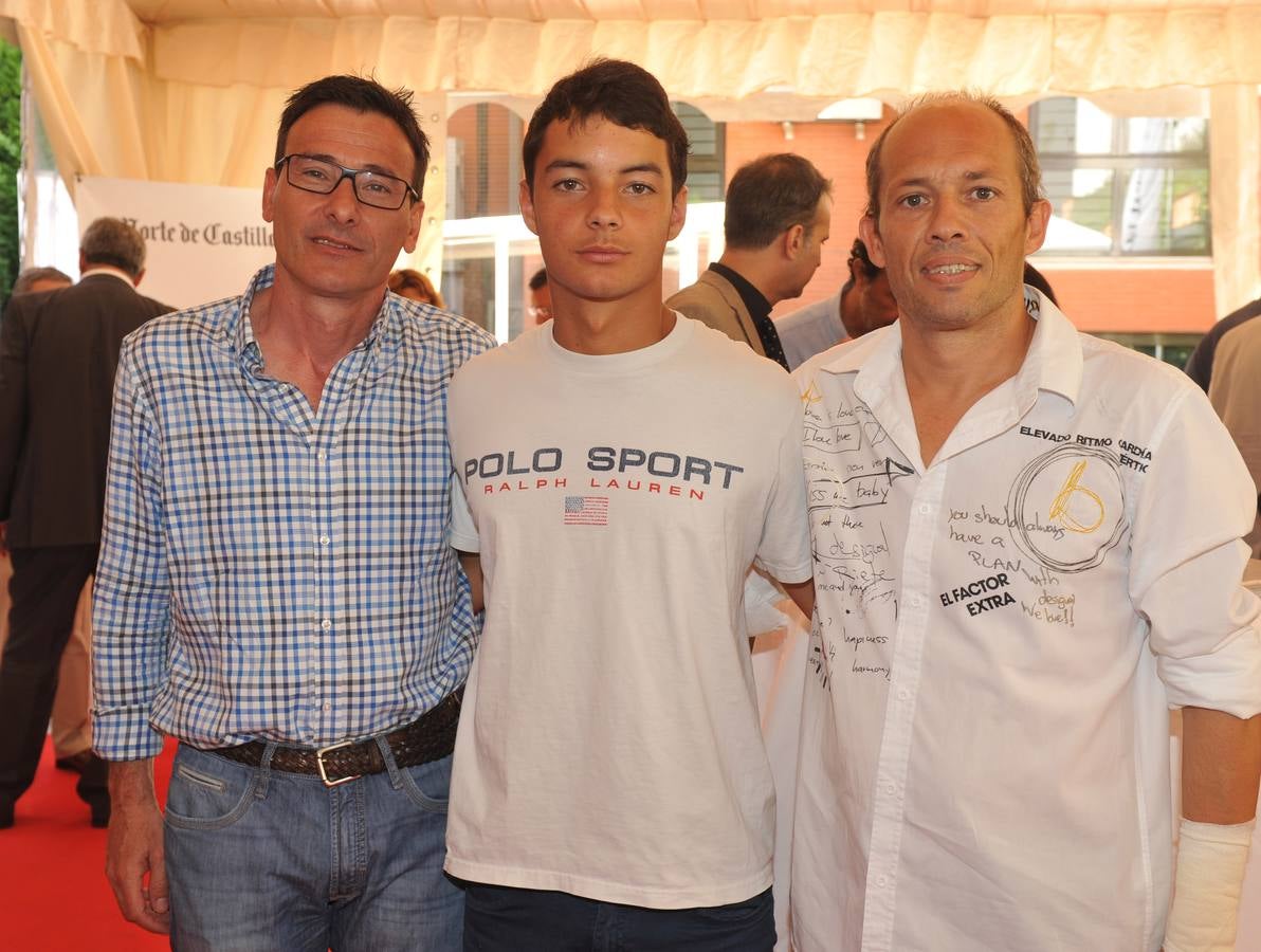 Juan Carlos Martínez con su hijo Javier, campeón de España junior de pádel, e Iván Hernández, del departamento técnico de El Norte.