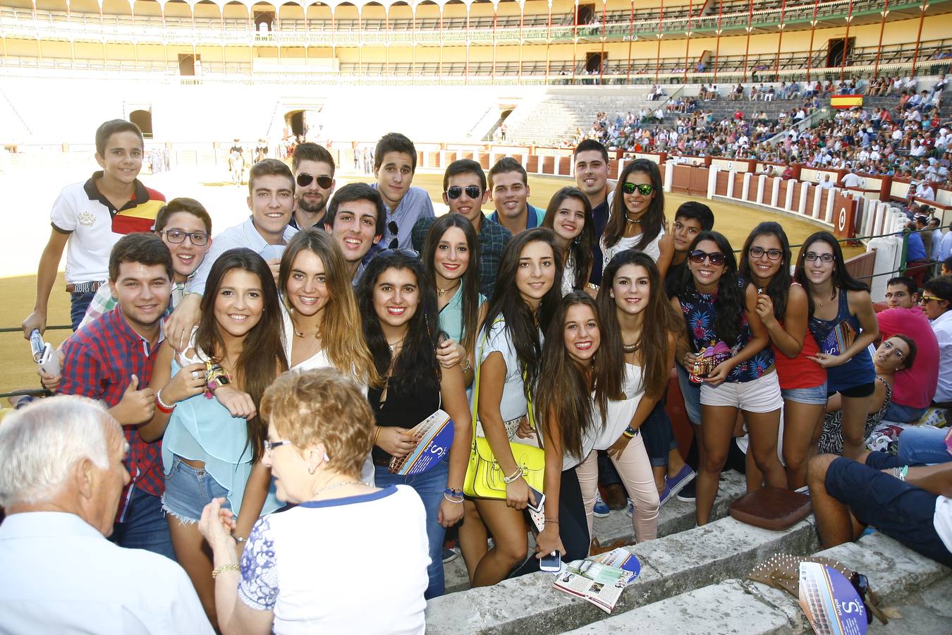 Un gran grupo de jóvenes aficionados, muchos del colegio de Las Jesuitinas.