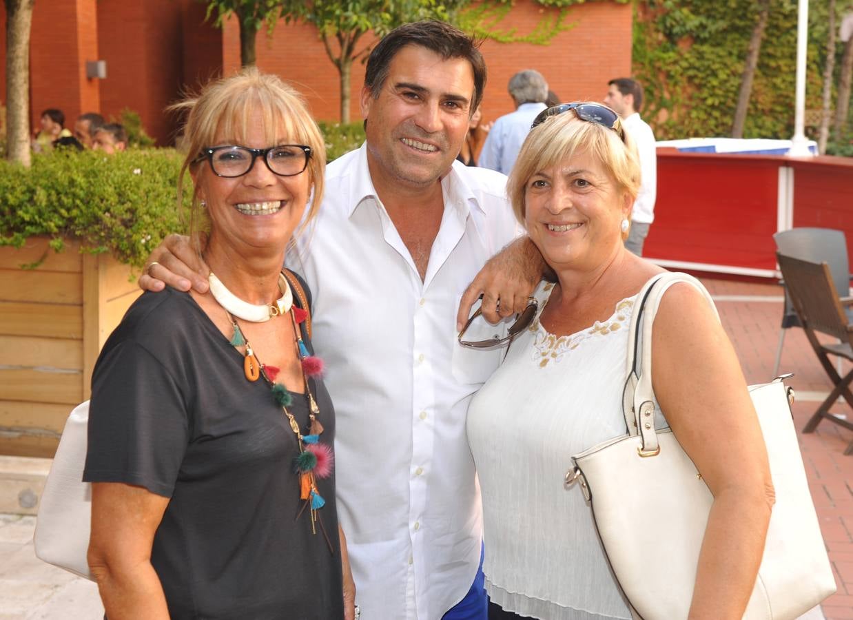 Carmen González (Carnaval), Mino Moral, periodista de RTVE, y su amiga Roser Dot.