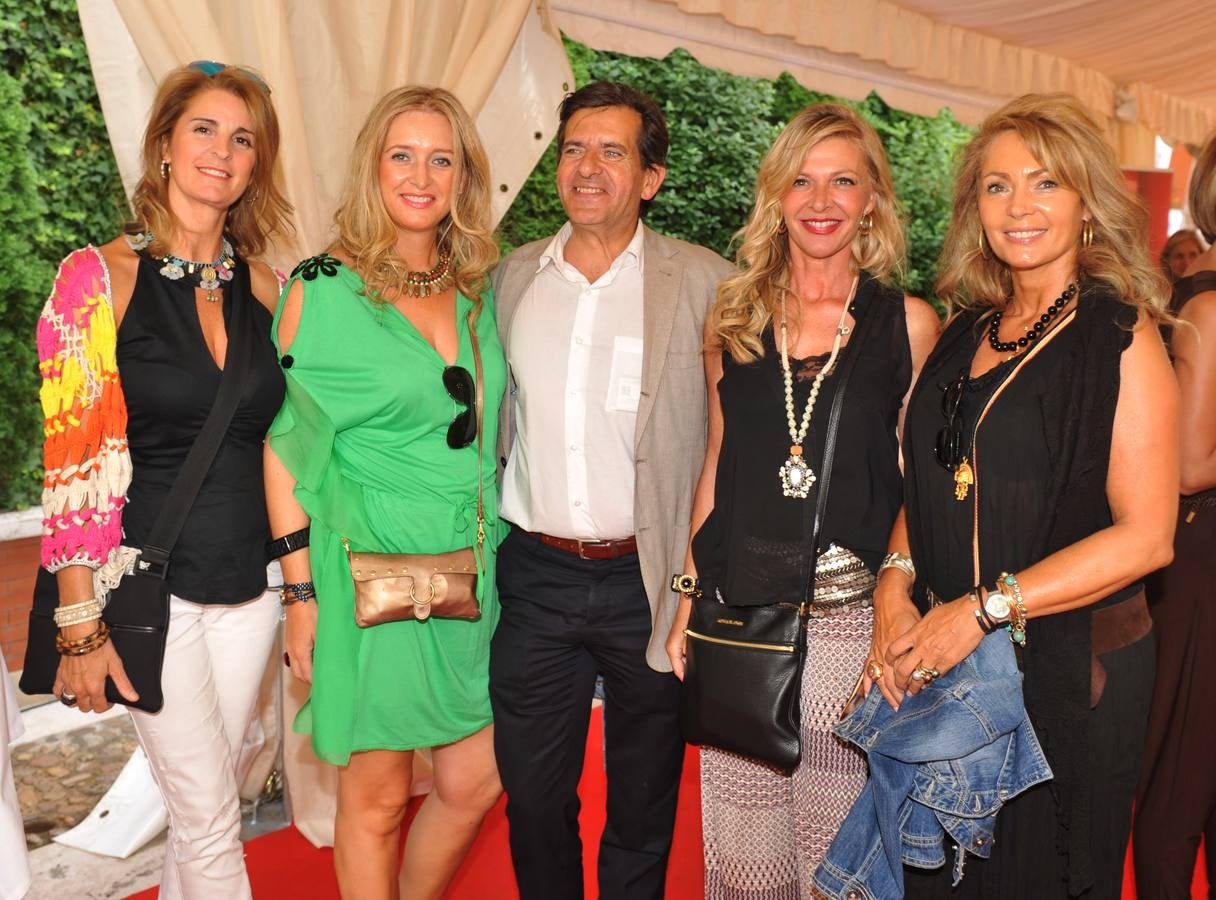 Fernanda Regidor, Elena Diéguez, Íñigo Arraiza, Estrella García y Yolanda Moreta posaron juntos en el aperitivo.