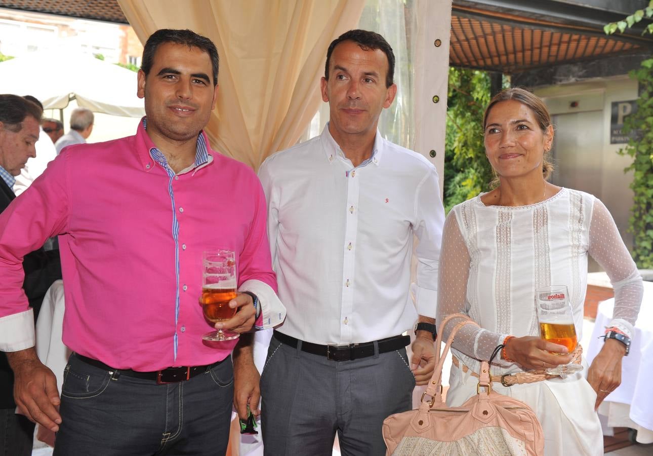 Víctor Ramírez y Miguel Ángel Aguarón, ambos de DKV Seguros, con Marta Mateo, de El Norte de Castilla.