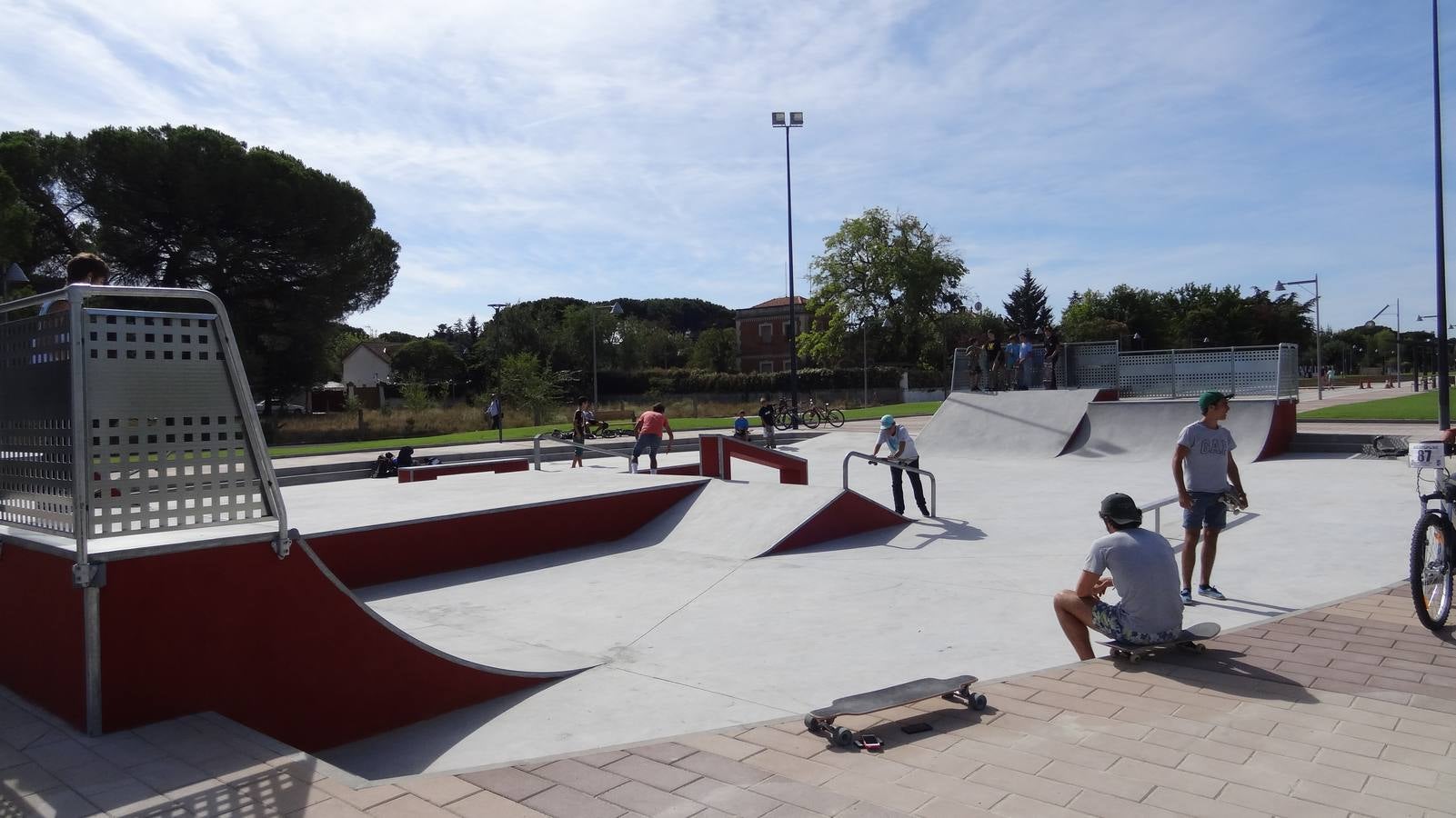 Nuevo paseo en el Pinar de Antequera contruido en los terrenos liberados del tren