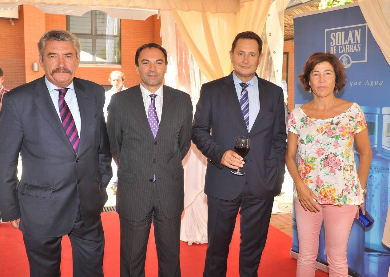 Juan Ramón Melgosa, Ernesto González, Teófilo Gómez, los tres de Laboral Kutxa, con Marife Blanco, jefa de Publicidad de El Norte.