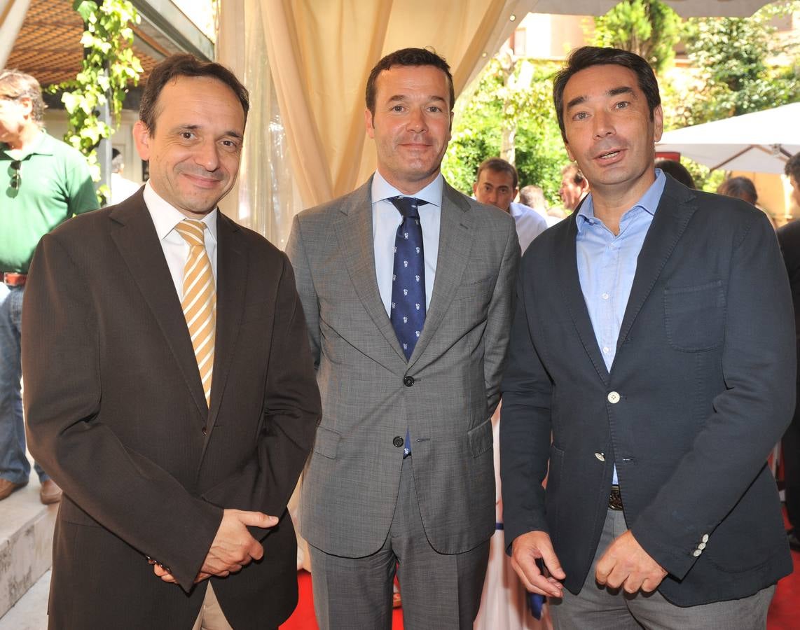 Javier Escribano, director de la Unidad de Negocios Digitales de El Norte, con los directivos del BBVA Javier Vázquez y Francisco Rey.