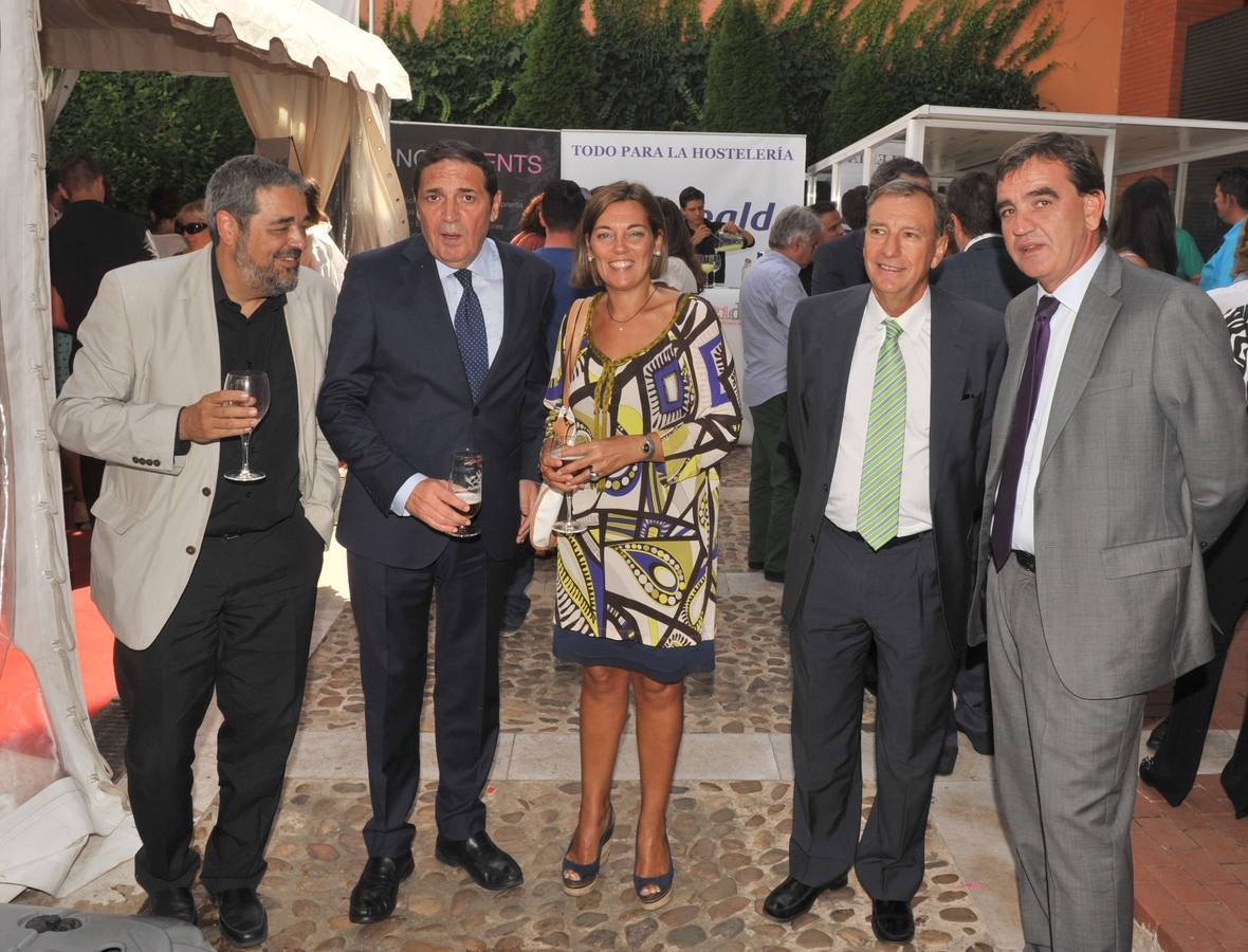 El director de El Norte, Carlos Aganzo, el consejero de Sanidad de la Junta de Castilla y León, Antonio Sáez Aguado; la consejera de Familia, Milagros Marcos; el máximo responsable de Educación del Ejecutivo autonómico, Juan José Mateos y el director general de El Norte de Castilla, Ignacio Pérez Alonso.