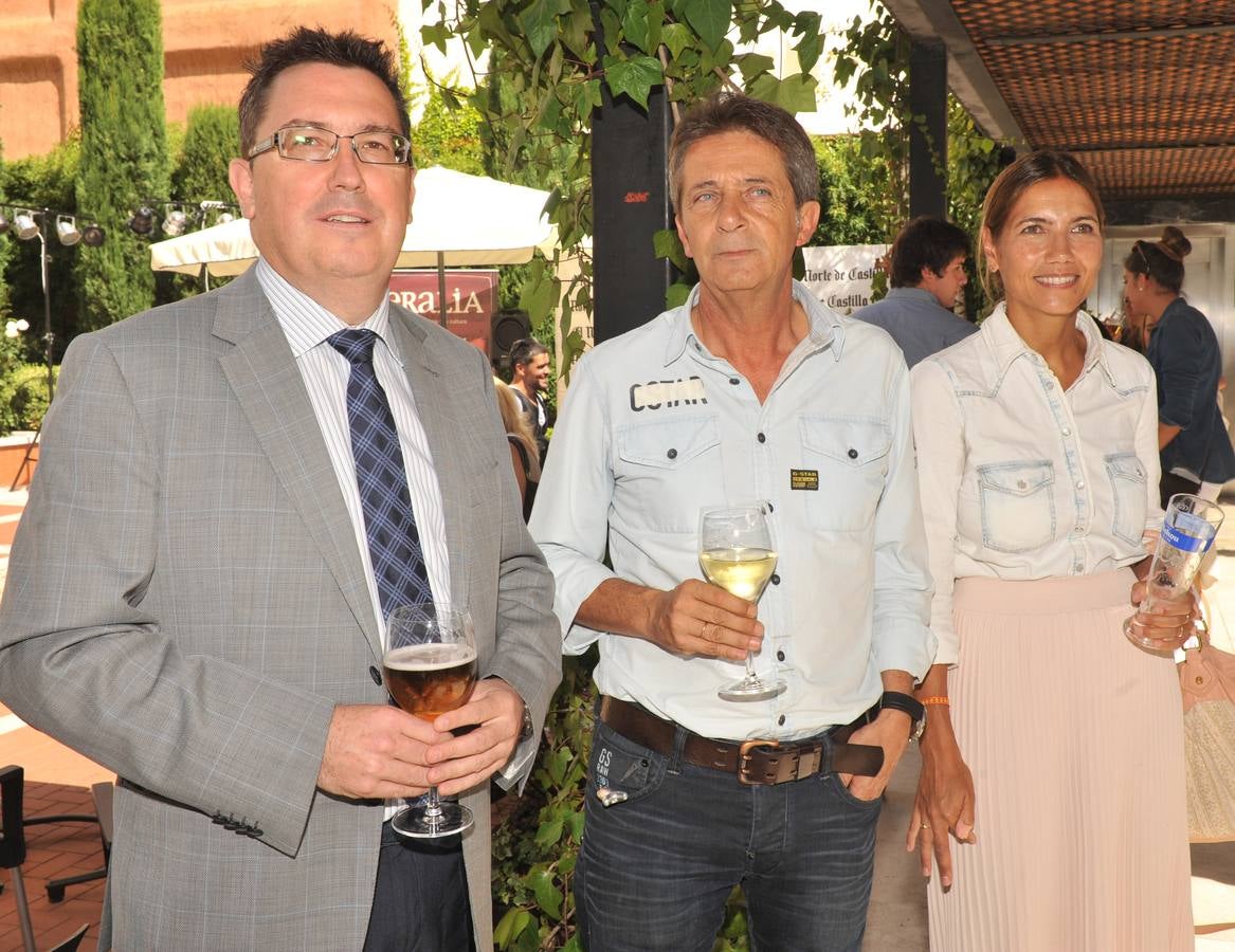 Rafael Santiago (Inmobiliaria Algón), Chema Reguero (CHM Publicidad) y Marta Mateo, de El Norte.