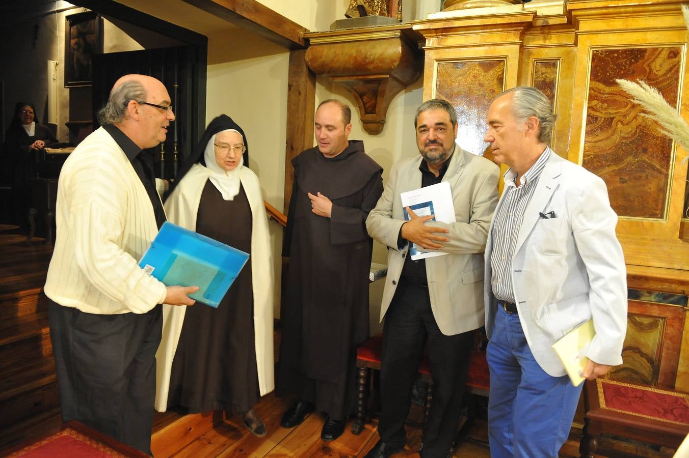 Los poetas Luis Alberto de Cuenca, Carlos Aganzo y José María Muñoz Quirós glosan a Santa Teresa de Jesús y San Juan de la Cruz en el convento Carmelita de Medina del Campo