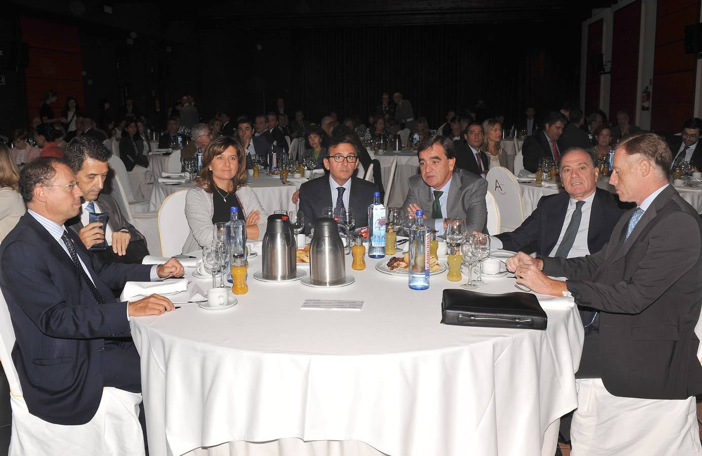 Alfredo Blanco, concejal de Hacienda del Ayuntamiento de Valladolid;Rafael Domenech, economista jefe de BBVAResearch;Begoña Hernández, viceconsejera de Ecomonía;Juan Carlos Hidalgo, delegado territorial del BBVA;Ignacio Pérez, director general de El Norte de Castilla; Tomás Villanueva, consejero de Economía y Empleo;y Carlos Rodríguez, director regional de empresas del BBVA.
