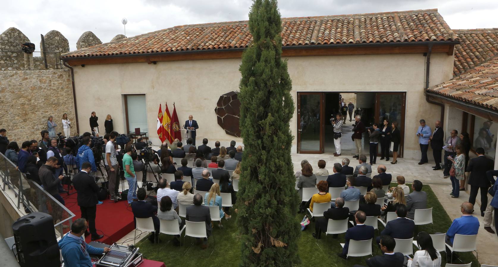 Inauguración del Patio El Norte de Castilla del Centro e-LEA Miguel Delibes de la Villa del Libro de Urueña (1/2)