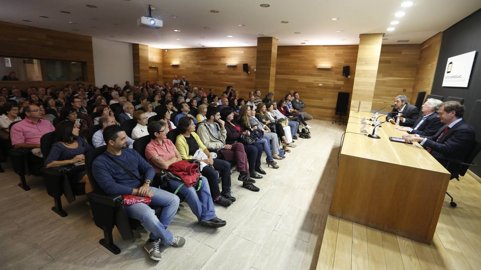 Alberto Vázquez-Figueroa en el Aula de Cultura de El Norte de Castilla