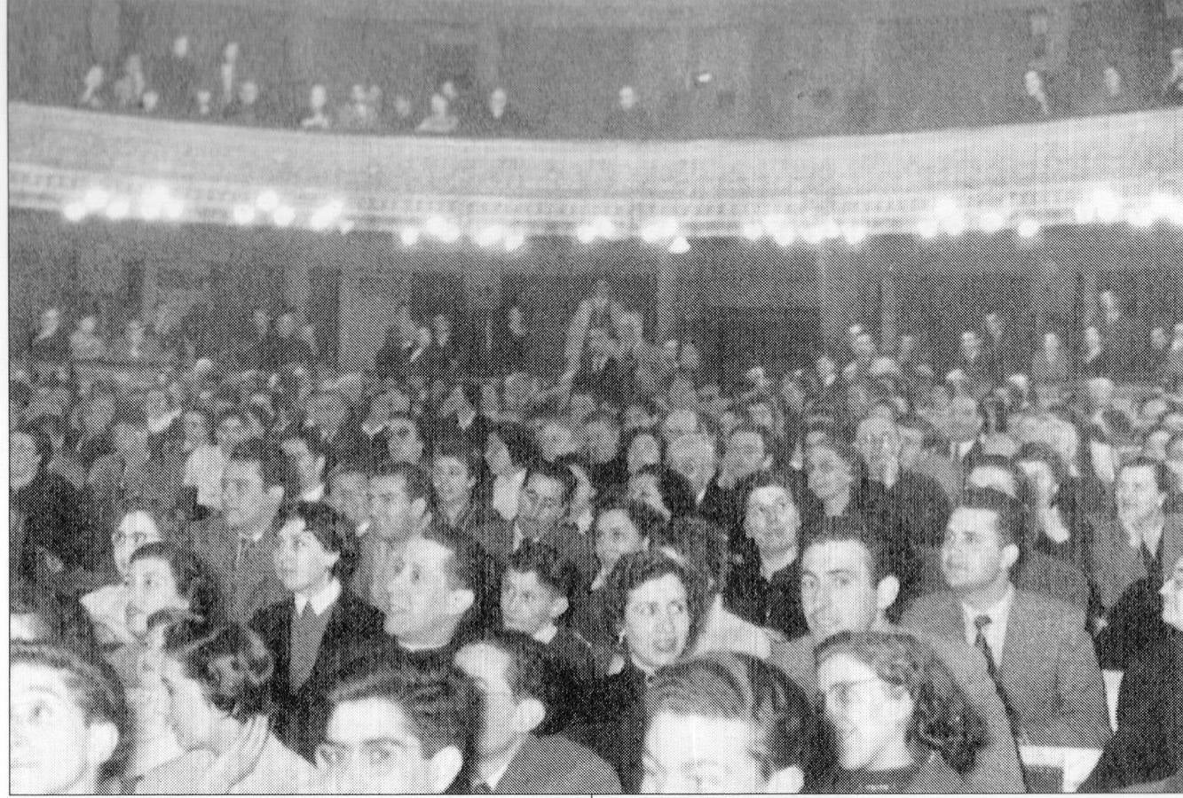 El público abarrota el Teatro Calderón en la I Semana de Cine Religioso, del 20 al 25 de marzo de 1956, origen de la actual Seminci.