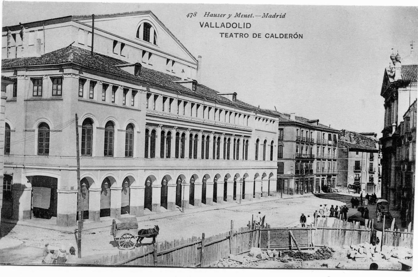 Construcción de la casa de la esquina de las calles Angustias y Echegaray. Al fondo el Teatro Calderón.