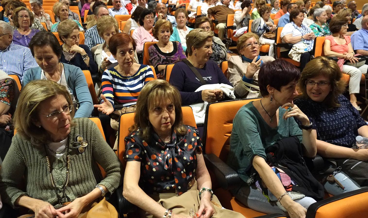 Asistentes a la charla en el salón de actos de Caja España-Caja Duero.