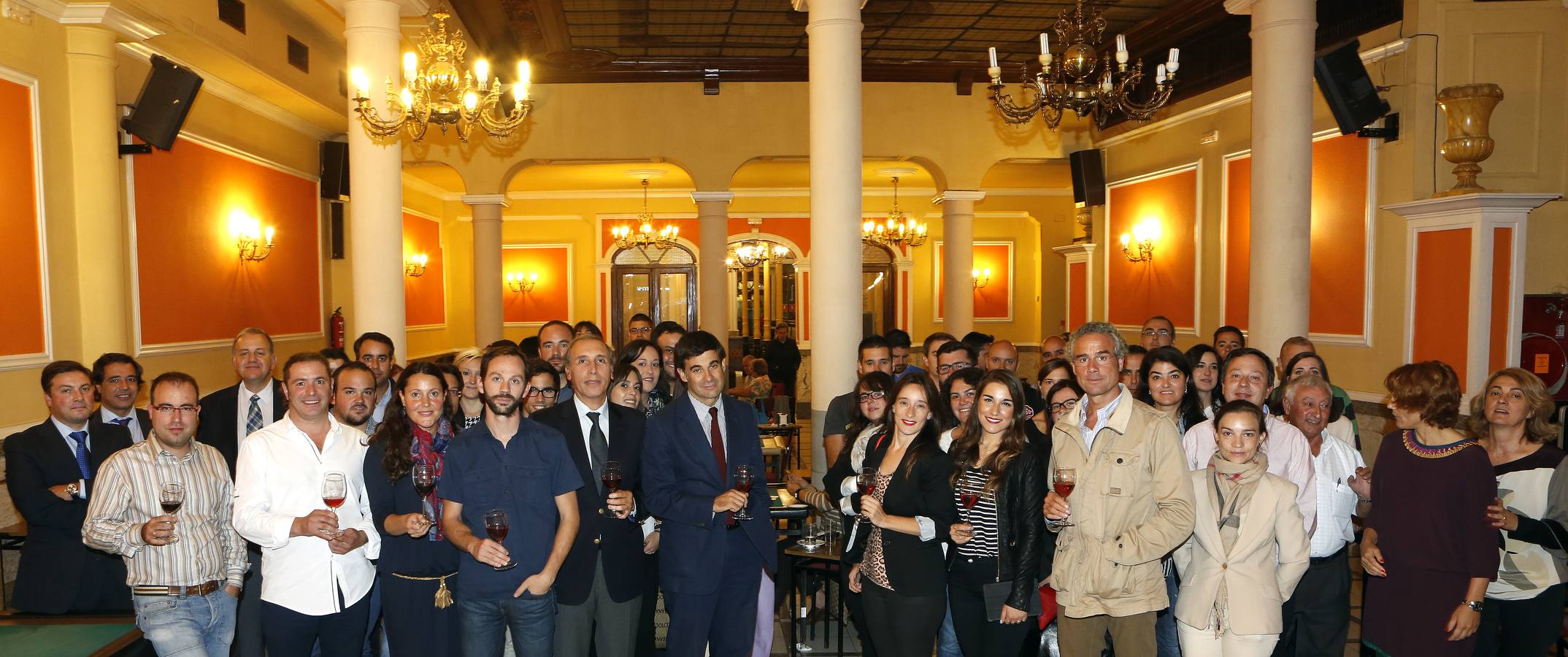 Los ponentes y el director general de Producción Agropecuaria y Desarrollo Rural de la Junta, Jesús Gómez, posan con los asistentes a la cuarta jornada Juventud Di-vino Tesoroen el Círculo de la Amistad Numancia de Soria.